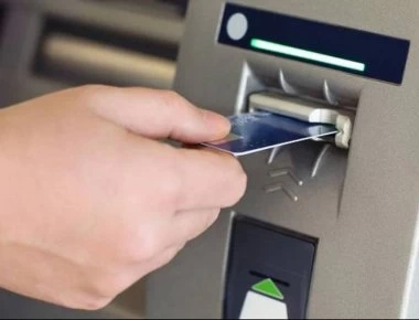 ΑΤΜ: Δείτε τις νέες χρεώσεις ανά τράπεζα από την 1η Ιουλίου